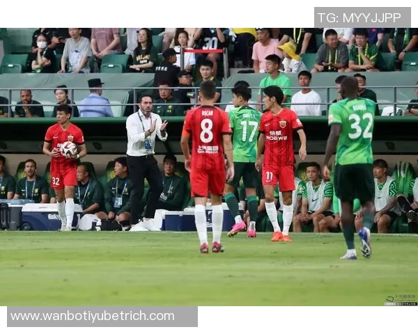 北京国安主场赛后邀请球迷家庭与队员亲密合影共度美好时光